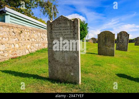 Das Grab der Fossilienjägerin Mary Anning (und ihres Bruders) vor der Pfarrkirche St. Michael des Erzengels in Lyme Regis, Dorset, England Stockfoto