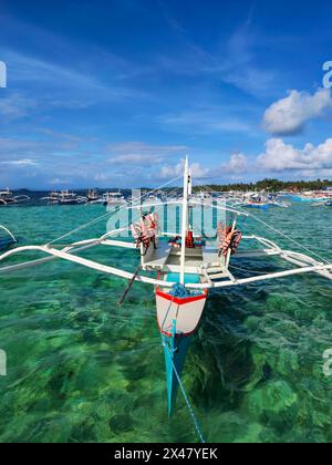 Im Tourismushafen von Siargao legten die Touristenboote an, um einheimische und ausländische Touristen in Siargaos verschiedenen schönen Reisezielen zu bringen. Stockfoto