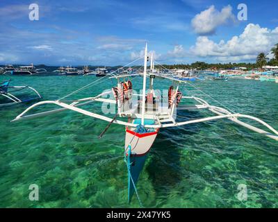 Im Tourismushafen von Siargao legten die Touristenboote an, um einheimische und ausländische Touristen in Siargaos verschiedenen schönen Reisezielen zu bringen. Stockfoto