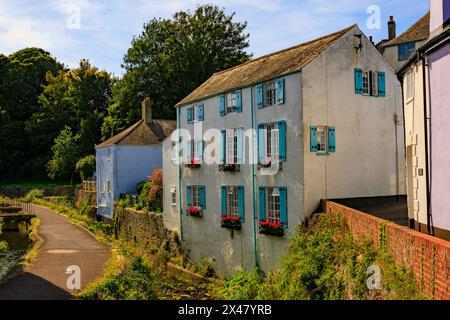 Ein historisches 3-stöckiges Haus mit Holzläden am Fluss Lim in Lyme Regis an der Jurassic Coast, Dorset, England, Großbritannien Stockfoto