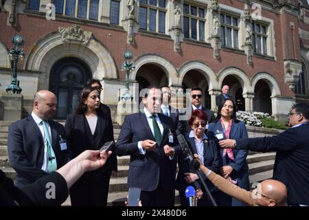 Den Haag, Niederlande. April 2024 30. Alejandro Celorio Alcantara, Anwalt und Rechtsberater des mexikanischen Außenministeriums, spricht am Tag einer öffentlichen Anhörung vor den Medien, bei der Mexiko den Internationalen Gerichtshof (ICJ) um Sofortmaßnahmen gegen Ecuador wegen des bewaffneten Überfalls auf die mexikanische Botschaft ersuchen wird. was Mexiko sagt, ist eine Verletzung des Völkerrechts. Den Haag, Niederlande, 30. April 2024. Foto: Mouneb Taim/ABACAPRESS. COM Credit: Abaca Press/Alamy Live News Stockfoto