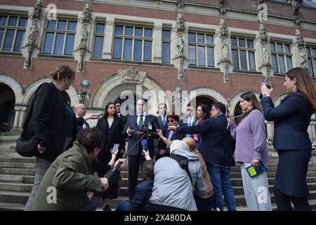 Den Haag, Niederlande. April 2024 30. Alejandro Celorio Alcantara, Anwalt und Rechtsberater des mexikanischen Außenministeriums, spricht am Tag einer öffentlichen Anhörung vor den Medien, bei der Mexiko den Internationalen Gerichtshof (ICJ) um Sofortmaßnahmen gegen Ecuador wegen des bewaffneten Überfalls auf die mexikanische Botschaft ersuchen wird. was Mexiko sagt, ist eine Verletzung des Völkerrechts. Den Haag, Niederlande, 30. April 2024. Foto: Mouneb Taim/ABACAPRESS. COM Credit: Abaca Press/Alamy Live News Stockfoto