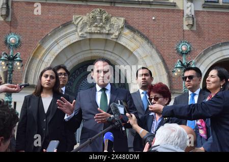 Den Haag, Niederlande. April 2024 30. Alejandro Celorio Alcantara, Anwalt und Rechtsberater des mexikanischen Außenministeriums, spricht am Tag einer öffentlichen Anhörung vor den Medien, bei der Mexiko den Internationalen Gerichtshof (ICJ) um Sofortmaßnahmen gegen Ecuador wegen des bewaffneten Überfalls auf die mexikanische Botschaft ersuchen wird. was Mexiko sagt, ist eine Verletzung des Völkerrechts. Den Haag, Niederlande, 30. April 2024. Foto: Mouneb Taim/ABACAPRESS. COM Credit: Abaca Press/Alamy Live News Stockfoto