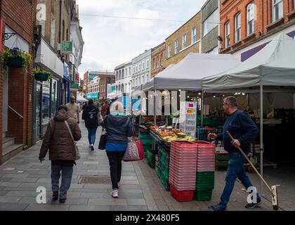 Maidenhead, Großbritannien. April 2024. Shopper am Markttag in Maidenhead, Berkshire. Kredit: Maureen McLean/Alamy Stockfoto