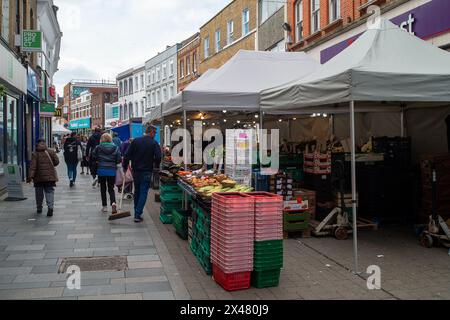 Maidenhead, Großbritannien. April 2024. Shopper am Markttag in Maidenhead, Berkshire. Kredit: Maureen McLean/Alamy Stockfoto