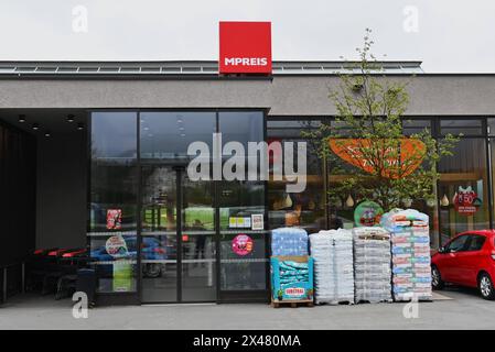 MPREIS Supermarkt - Discounter in Tirol, Österreich. M PREIS ist eine österreichische Supermarktkette im Salzburger Land, Kärnten, Vorarlberg, Tirol und Südtirol. Das Unternehmen wurde im Jahr 1920 von Therese Moelk gegründet. Als GmbH wurde M PREIS 1974 gegründet und betreibt über 250 Märkte sowie rund 160 Baguette-Bistros bzw Cafe - Niederlassungen. Zum Unternehmen gehört auch ein Bäckerei-Produktionsbetrieb und eine Metzgerei mit Wursterzeugung. Firmensitz und Logistikzentrum mit Lager und eigenem Fuhrpark befinden sich in Völs, in der Nähe von Innsbruck *** MPREIS Supermarktdiscounter in Ty Stockfoto