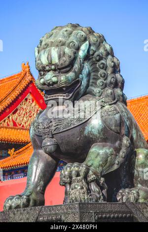 Drachen Bronzestatue mit Hand auf Ball World, Gugong, Verbotene Stadt. Drache ist das Symbol des Kaiserpalastes, der in den 1600er Jahren während der Ming-Dynastie erbaut wurde Stockfoto