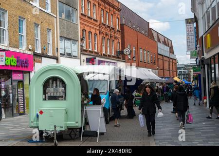 Maidenhead, Großbritannien. April 2024. Shopper am Markttag in Maidenhead, Berkshire. Kredit: Maureen McLean/Alamy Stockfoto