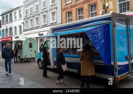 Maidenhead, Großbritannien. April 2024. Shopper am Markttag in Maidenhead, Berkshire. Kredit: Maureen McLean/Alamy Stockfoto