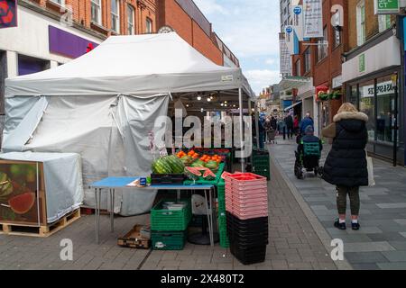 Maidenhead, Großbritannien. April 2024. Shopper am Markttag in Maidenhead, Berkshire. Kredit: Maureen McLean/Alamy Stockfoto