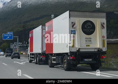 LKW-Hängerzug vom MPREIS Supermarkt - Discounter in Imst-Au, Tirol, Österreich. M PREIS ist eine österreichische Supermarktkette im Salzburger Land, Kärnten, Vorarlberg, Tirol und Südtirol. Das Unternehmen wurde im Jahr 1920 von Therese Moelk gegründet. Als GmbH wurde M PREIS 1974 gegründet und betreibt über 250 Märkte sowie rund 160 Baguette-Bistros bzw Cafe - Niederlassungen. Zum Unternehmen gehört auch ein Bäckerei-Produktionsbetrieb und eine Metzgerei mit Wursterzeugung. Firmensitz und Logistikzentrum mit Lager und eigenem Fuhrpark befinden sich in Völs, in der Nähe von Innsbruck *** Truck tr Stockfoto