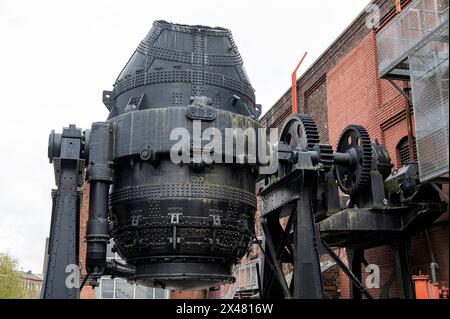 Sheffield Yorkshire England Vereinigtes Königreich Kelham Island Museum Giant Bessemer Converter außerhalb des Museums. Das Bessemer-Verfahren war die erste kostengünstige Methode zur Massenproduktion von Stahl aus geschmolzenem Roheisen. Stockfoto