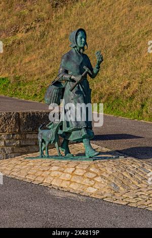 Die Statue der berühmten Fossilienjägerin und Paläontologin Mary Anning von Denise Dutton in Lyme Regis an der Jurassic Coast, Dorset, England, Großbritannien Stockfoto