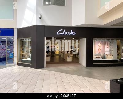 Maidenhead, Großbritannien. April 2024. Der Clarks Schuhladen in Maidenhead, Berkshire, wird geschlossen. Kredit: Maureen McLean/Alamy Stockfoto