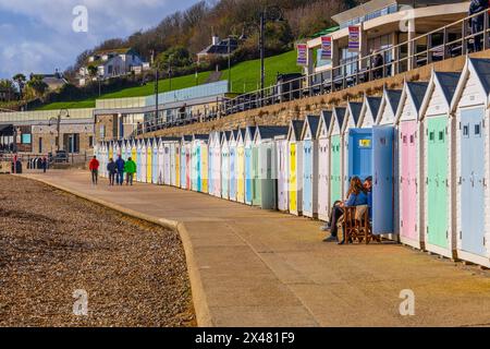 Die farbenfrohe Strandhütte in Lyme Regis, Dorset, England, Großbritannien, wird von der Wintersonne erleuchtet Stockfoto