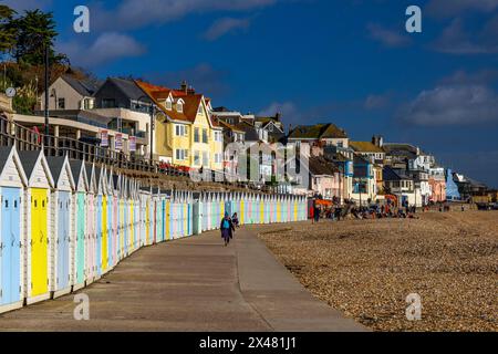 Die farbenfrohe Strandhütte in Lyme Regis, Dorset, England, Großbritannien, wird von der Wintersonne erleuchtet Stockfoto