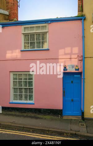 Farbenfrohes traditionelles Landhaus in Coombe Street, Lyme Regis, Dorset, England, Großbritannien Stockfoto