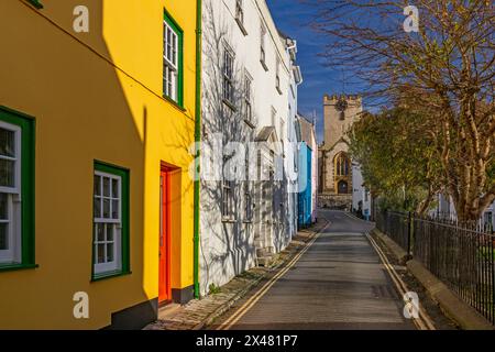 Farbenfrohe Häuser und die Pfarrkirche in der Monmouth Street in Lyme Regis, Dorset, England, Großbritannien Stockfoto