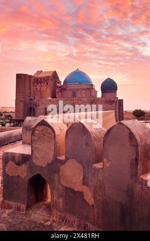 Äußere des Mausoleums von Choja Ahmed Yasavi in der Stadt Turkestan altes Gebäude und Stadtmauer in Südkasachstan Stockfoto