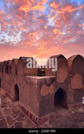 Alte Stadtmauer in der Nähe des Mausoleums von Choja Ahmed Yasavi in der Stadt Turkestan altes Gebäude in Südkasachstan Stockfoto