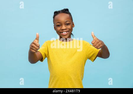 Süßer dunkelhäutiger Junge, der aufgeregt aussieht und schön lächelt Stockfoto