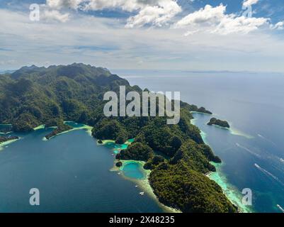 Lagunen mit herrlichen Kalksteinfelsen. Blaues Meer und türkisfarbene Lagunen in Coron, Palawan. Philippinen. Stockfoto