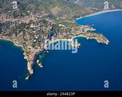 LUFTAUFNAHME. Die felsigen Vorgebirge von Taormina ragen ins Ionische Meer. Metropolitanstadt Messina, Sizilien, Italien. Stockfoto