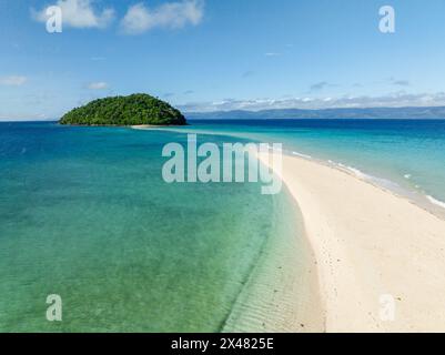 Meereswellen über Sandbank auf Romblon Island. Blauer Himmel und Wolken. Romblon, Philippinen. Stockfoto