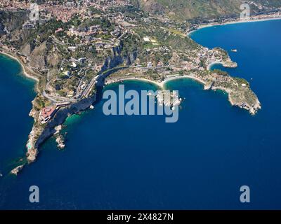 LUFTAUFNAHME. Die felsigen Vorgebirge von Taormina ragen ins Ionische Meer. Metropolitanstadt Messina, Sizilien, Italien. Stockfoto