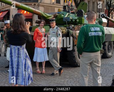 Paris, Frankreich, Gruppenmenschen, Männer, Fotos Machen, öffentliche Veranstaltungen, Nationalfeiertag, Bastille-Tag, 14. Juli, französischer Militärpanzer Stockfoto