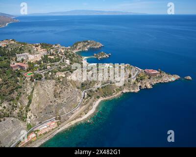 LUFTAUFNAHME. Die felsigen Vorgebirge von Taormina ragen ins Ionische Meer. Metropolitanstadt Messina, Sizilien, Italien. Stockfoto