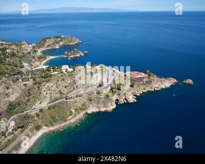 LUFTAUFNAHME. Die felsigen Vorgebirge von Taormina ragen ins Ionische Meer. Metropolitanstadt Messina, Sizilien, Italien. Stockfoto