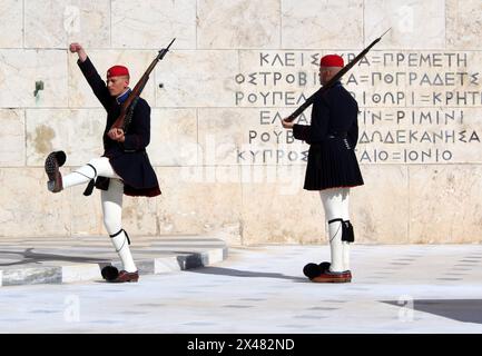 Die offizielle Zeremonie des Wachwechsels der griechischen Präsidentengarde, bekannt als Evzones, vor dem Grab des unbekannten Soldaten auf dem Syntagma-Platz in Stockfoto