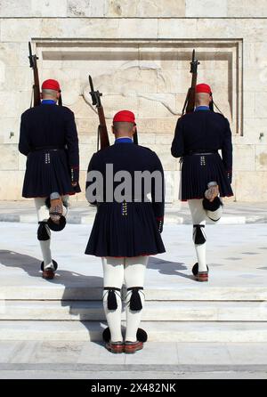 Die offizielle Zeremonie des Wachwechsels der griechischen Präsidentengarde, bekannt als Evzones, vor dem Grab des unbekannten Soldaten auf dem Syntagma-Platz in Stockfoto