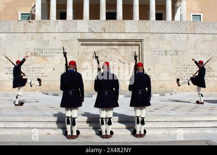 Die offizielle Zeremonie des Wachwechsels der griechischen Präsidentengarde, bekannt als Evzones, vor dem Grab des unbekannten Soldaten auf dem Syntagma-Platz in Stockfoto