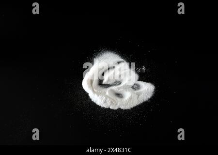 Natriumbicarbonat, Backnatron auf schwarzem Hintergrund. Stockfoto