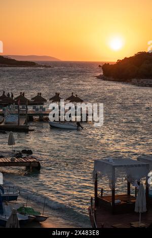 Vertikale Landschaft der Golden Hour Landschaft mit Ksamil Island in Albanien. Sonnenuntergangsszene mit Ionischem Meer an der albanischen Riviera. Stockfoto