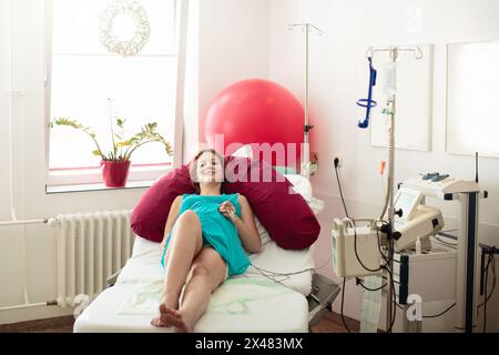 Mutter zur Geburt des Kindes. Schwangere Patientin im Krankenhaus bei Arztbesuch. Schwangerschaftselektronischer Fetalmonitor und Ultraschalluntersuchung. Stockfoto