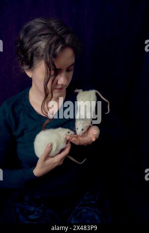 Albino-Standardratte und Albino-Standardratte kuscheln mit ihrem Besitzer Stockfoto