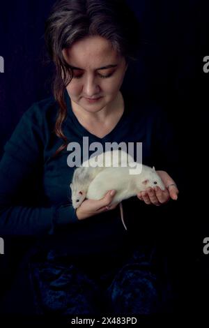 Albino-Standardratte und Albino-Standardratte kuscheln mit ihrem Besitzer Stockfoto