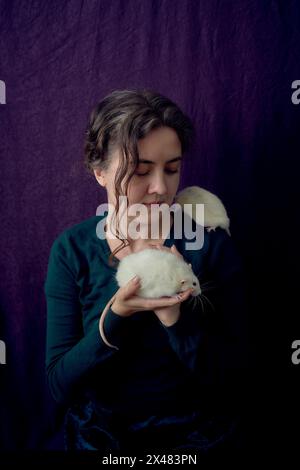 Albino-Standardratte und Albino-Standardratte kuscheln mit ihrem Besitzer Stockfoto