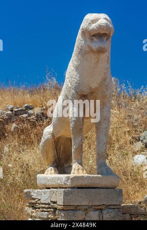 Nahaufnahme einer der Naxian Lions Terrace in der archäologischen Stätte der „heiligen“ Insel Delos. Kykladen, Griechenland Stockfoto