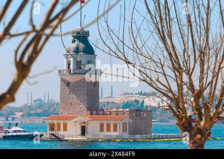 KIZ Kulesi aka Maiden's Tower und Blick auf Istanbul zwischen den Bäumen. Besuchen Sie Istanbul Hintergrundfoto. Stockfoto