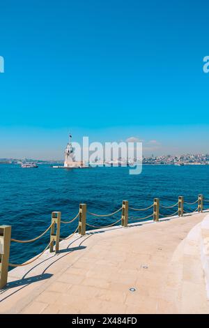 KIZ Kulesi alias Maiden's Tower und Stadtansicht von Istanbul vertikales Foto. Reise nach Istanbul Hintergrundfoto. Stockfoto