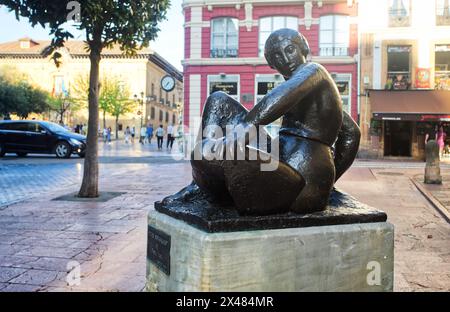 Sitzende Frau, Autor; Manuel Martínez Hugué, städtische Bronzeskulptur in der Calle San Francisco, in der Stadt Oviedo, Asturien, Spanien Stockfoto