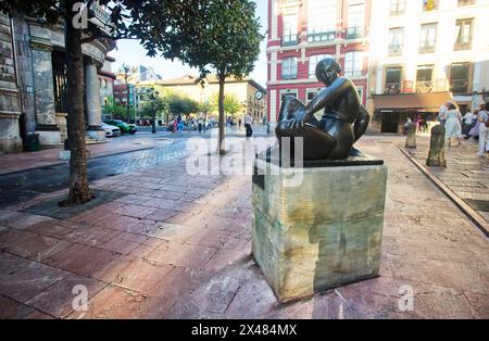 Sitzende Frau, Autor; Manuel Martínez Hugué, städtische Bronzeskulptur in der Calle San Francisco, in der Stadt Oviedo, Asturien, Spanien Stockfoto