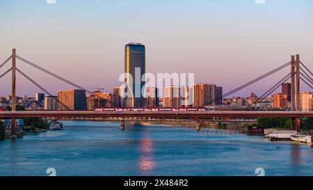 Belgrad. April 2024. Ein am 29. April 2024 aufgenommenes Drohnenfoto zeigt einen Zug, der auf einer Eisenbahnbrücke über die Save entlang eines Abschnitts der Belgrad-Budapest-Eisenbahn in Belgrad fährt. Serbien, eine Nation auf der Balkanhalbinsel, wird von vielen Flüssen wie der Donau, der Save, der Morava und der Tisa durchzogen. Seine Hauptstadt Belgrad liegt am Zusammenfluss von Donau und Save. Quelle: Wang Wei/Xinhua/Alamy Live News Stockfoto