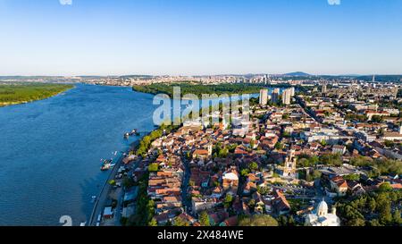 Belgrad. April 2024. Ein Drohnenfoto vom 29. April 2024 zeigt eine Stadtansicht von Zemun in Belgrad, Serbien. Serbien, eine Nation auf der Balkanhalbinsel, wird von vielen Flüssen wie der Donau, der Save, der Morava und der Tisa durchzogen. Seine Hauptstadt Belgrad liegt am Zusammenfluss von Donau und Save. Quelle: Wang Wei/Xinhua/Alamy Live News Stockfoto