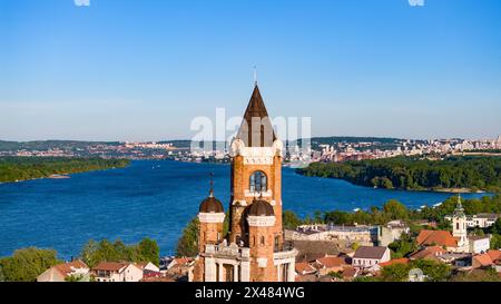 Belgrad. April 2024. Ein Drohnenfoto vom 29. April 2024 zeigt eine Stadtansicht von Zemun in Belgrad, Serbien. Serbien, eine Nation auf der Balkanhalbinsel, wird von vielen Flüssen wie der Donau, der Save, der Morava und der Tisa durchzogen. Seine Hauptstadt Belgrad liegt am Zusammenfluss von Donau und Save. Quelle: Wang Wei/Xinhua/Alamy Live News Stockfoto