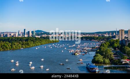 Belgrad. April 2024. Ein Drohnenfoto vom 29. April 2024 zeigt eine Stadtansicht von Belgrad, Serbien. Serbien, eine Nation auf der Balkanhalbinsel, wird von vielen Flüssen wie der Donau, der Save, der Morava und der Tisa durchzogen. Seine Hauptstadt Belgrad liegt am Zusammenfluss von Donau und Save. Quelle: Wang Wei/Xinhua/Alamy Live News Stockfoto